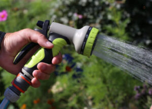 Aproveitamento de águas pluviais e dos drenos dos ares-condicionados para limpeza das áreas comuns e manutenção dos jardins
