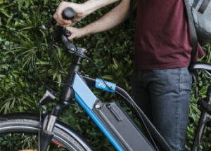 Bicicletário com sistema de recarga elétrica
